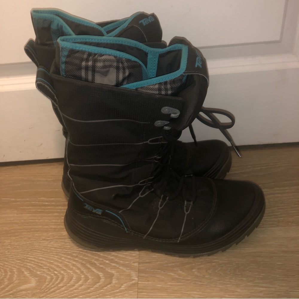 Teva ladies winter snow boots size 9